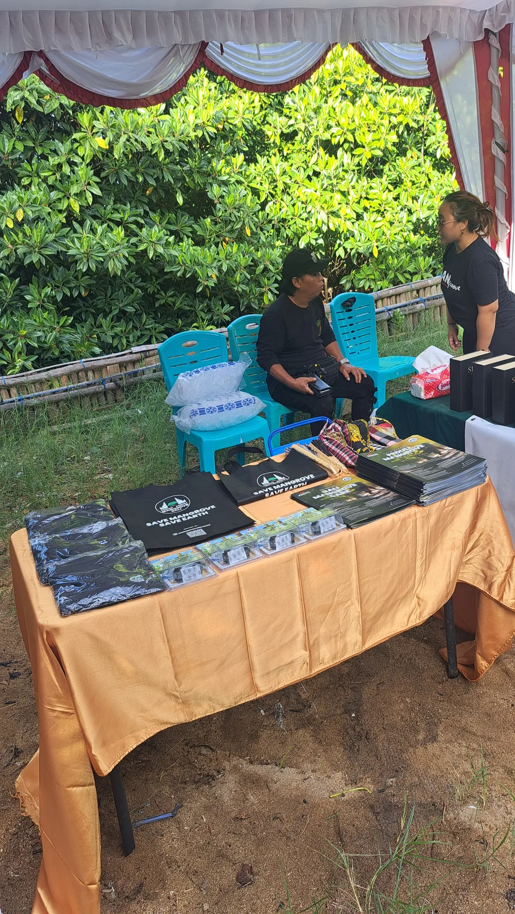 Gotong Royong Semesta Berencana: Penanaman Pohon & Bersih Sampah