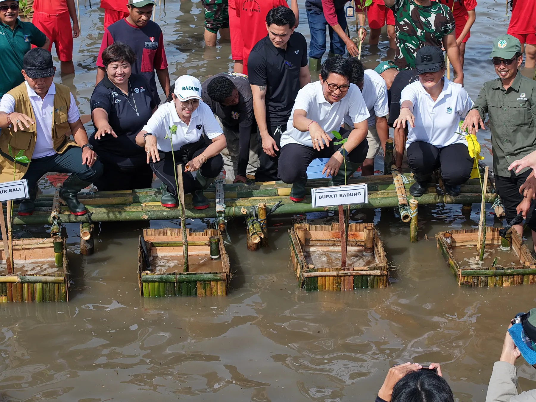 Gotong Royong Semesta Berencana: Penanaman Pohon & Bersih Sampah