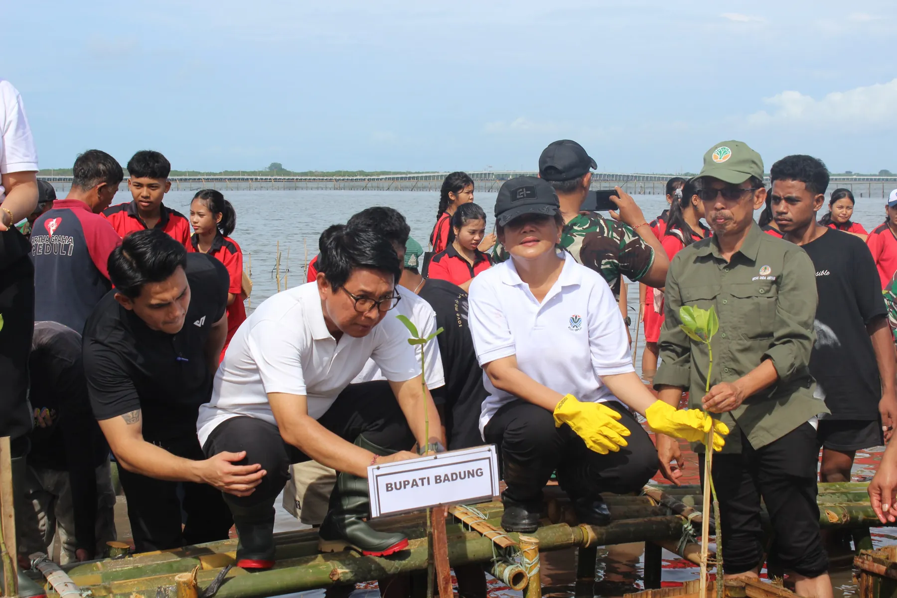 Gotong Royong Semesta Berencana: Penanaman Pohon & Bersih Sampah