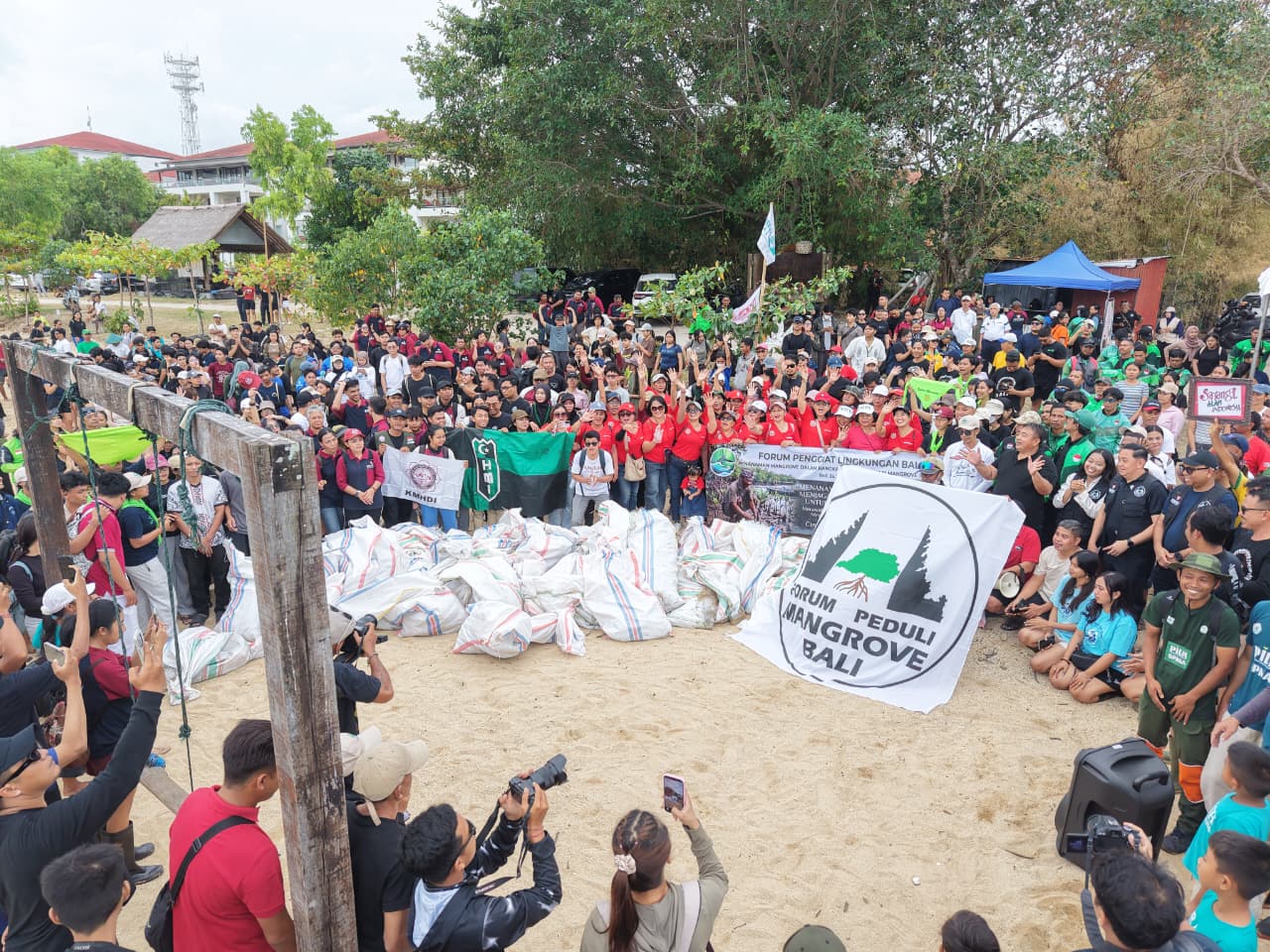 FPM Bali Peringati Hari Mangrove Sedunia dengan Aksi Bersih dan Tanam Ribuan Mangrove